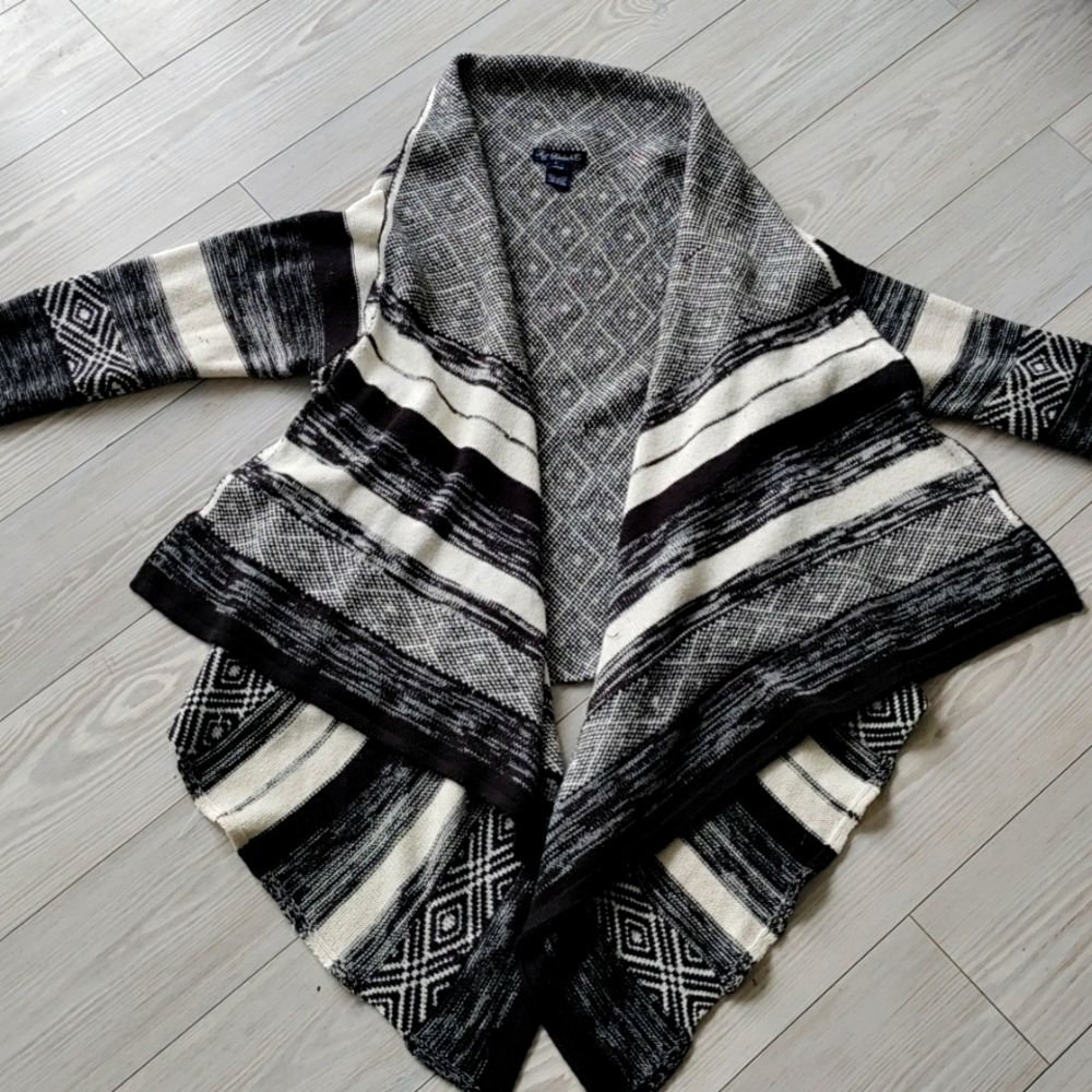 Gorgeous asymmetrical Aztec print cardigan size large